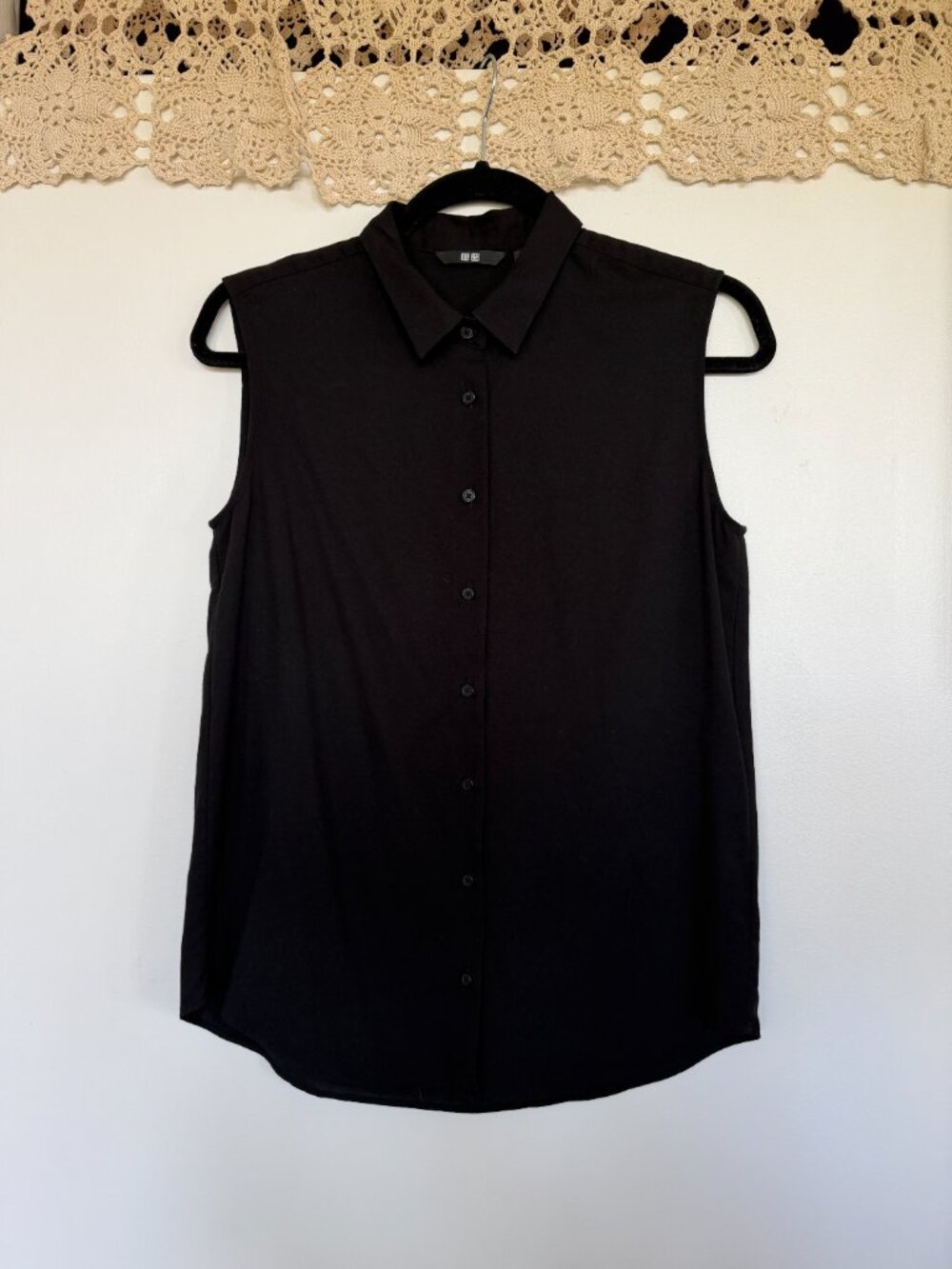Uniqlo Black Sleeveless Button-up Shirt (S)